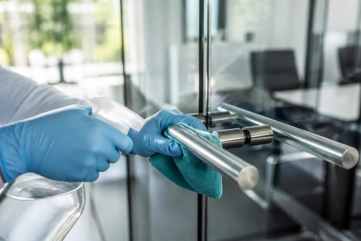 reinigungsdienst-wien.at – Glasflächen- und Griffdesinfektion bei der Büroreinigung in Wien, Donaustadt, Mödling und Niederösterreich