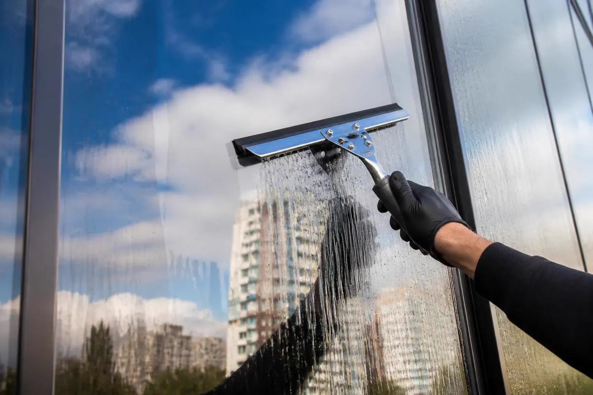 reinigungsdienst-wien.at – Streifenfreies Abziehen der Scheibe bei der Fensterreinigung in Wien, Donaustadt, Mödling und Niederösterreich